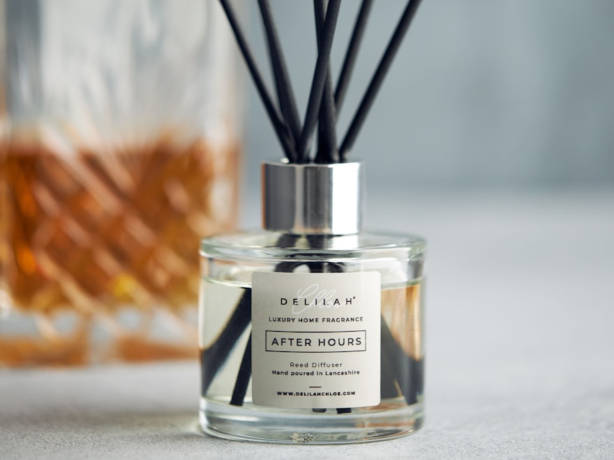 Glass reed diffuser bottle with rattan sticks